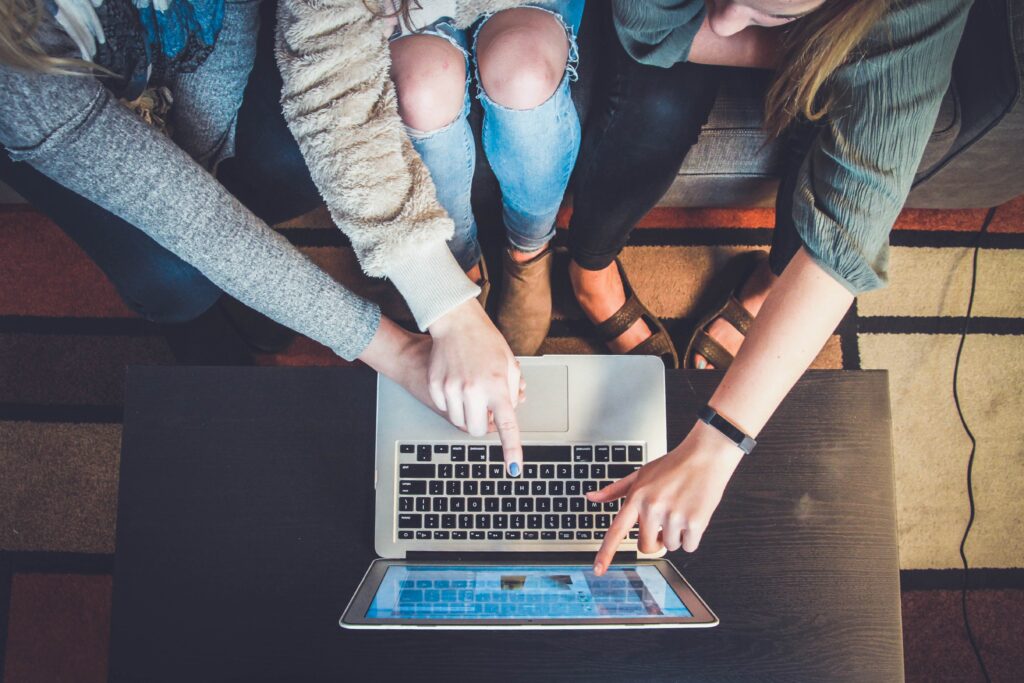 Are you an online press editor or a blogger? Send us your site!